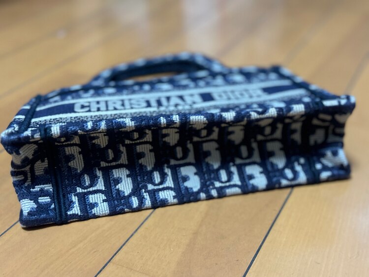 Dior Book Tote Mini ブックトート ディオール オブリークミニ（ブランドバッグ）の商品画像 - 査定依頼日：2025年2月9日 - 最高査定価格：100,000円