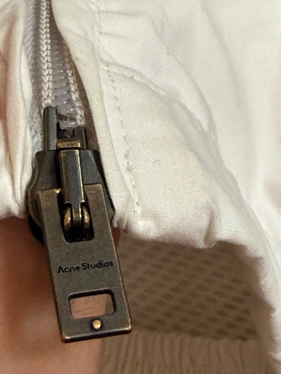 ロゴジッパージャケット ダスティホワイト（古着・ファッション）の商品画像 - 査定依頼日：2025年9月21日 - 最高査定価格：100,000円