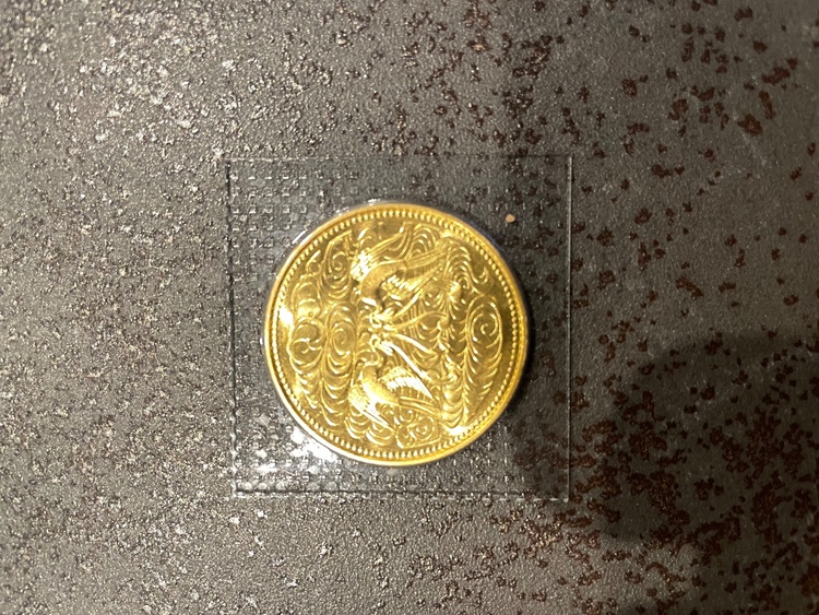 天皇陛即位60年　１０万円 記念硬貨（金・貴金属）の商品画像 - 査定依頼日：2026年6月16日 - 最高査定価格：100,000円