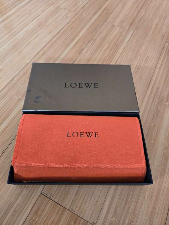 ロエベ　長財布（ブランド財布・小物）の商品画像 - 査定依頼日：2025年2月9日 - 最高査定価格：5,000円