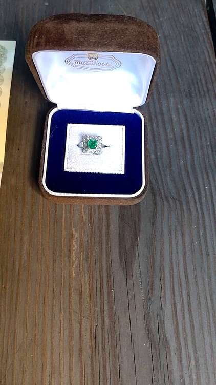 PT900 天然エメラルドリング0.97ct（宝石）の商品画像 - 査定依頼日：2023年9月29日 - 最高査定価格：60,000円