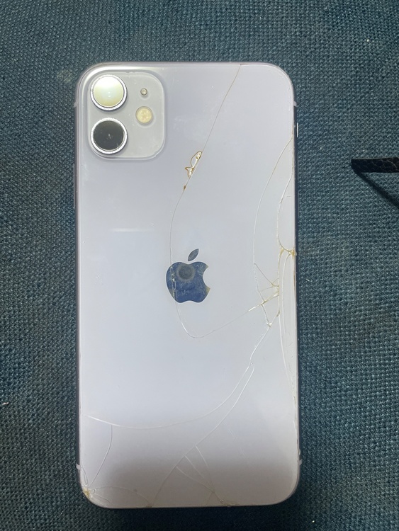 iPhone iPhone11 128GB Softbank（スマホ）の商品画像 - 査定依頼日：2026年6月24日 - 最高査定価格：6,100円