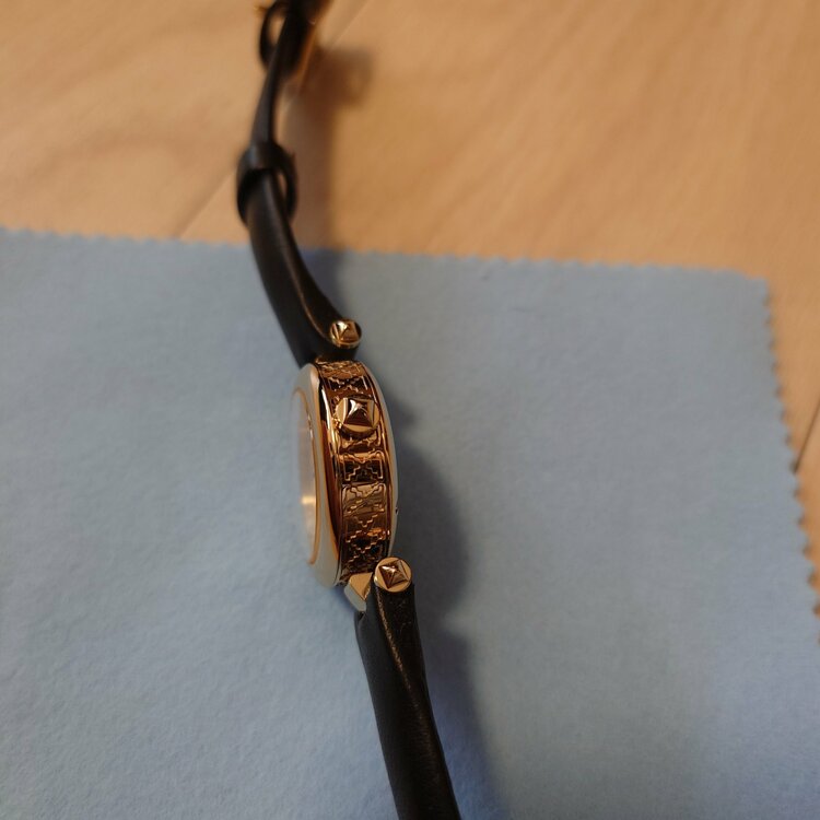 GUCCI レディース腕時計 141.5 ゴールド ブラック（高級時計）の商品画像 - 査定依頼日：2026年10月9日 - 最高査定価格：100,000円