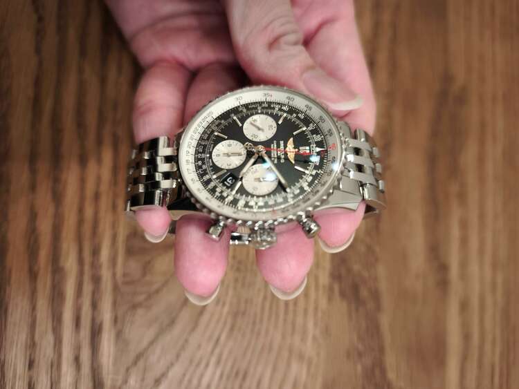 ブライトリング ナビタイマー AB0121（高級時計）の商品画像 - 査定依頼日：2025年4月7日 - 最高査定価格：500,000円