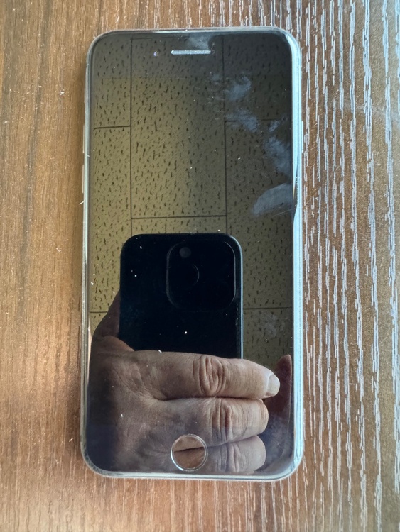 iPhone iPhone8 64GB au（スマホ）の商品画像 - 査定依頼日：2026年8月23日 - 最高査定価格：3,000円
