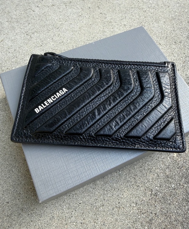BALENCIAGAフラグメントケース（古着・ファッション）の商品画像 - 査定依頼日：2026年5月15日 - 最高査定価格：8,000円