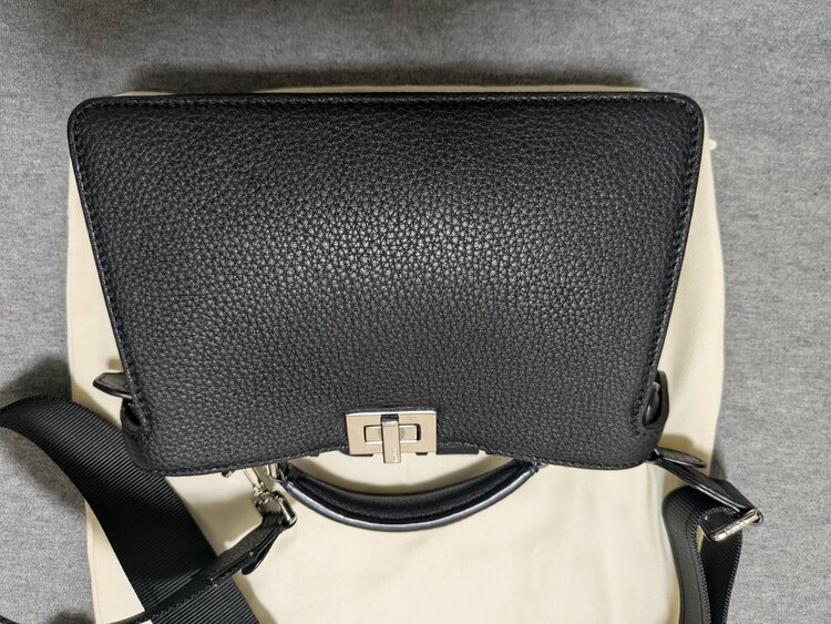 FENDI PEEKABOO ISeeU エックスクロス（ブランドバッグ）の商品画像 - 査定依頼日：2026年8月10日 - 最高査定価格：180,000円