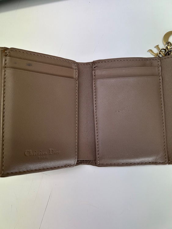 ディオール　カナージュ　三つ折り財布ラムレザーチャームあり（ブランド財布・小物）の商品画像 - 査定依頼日：2025年9月19日 - 最高査定価格：100,000円