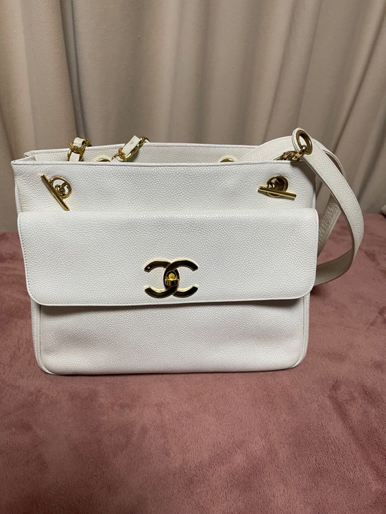 CHANEL キャビアスキン　チェーンバック白（ブランドバッグ）の商品画像 - 査定依頼日：2026年4月29日 - 最高査定価格：100,000円