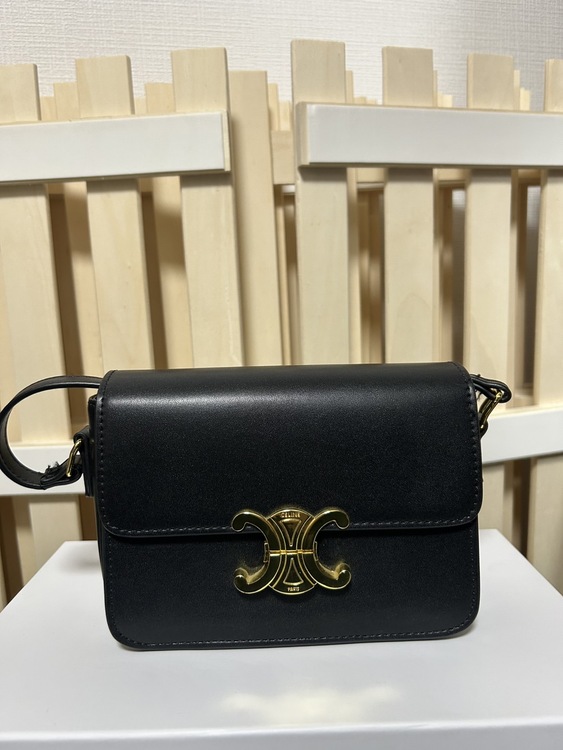 セリーヌ トリオンフ ティーン レザー ショルダーバッグ （ブランドバッグ）の商品画像 - 査定依頼日：2026年2月20日 - 最高査定価格：230,000円