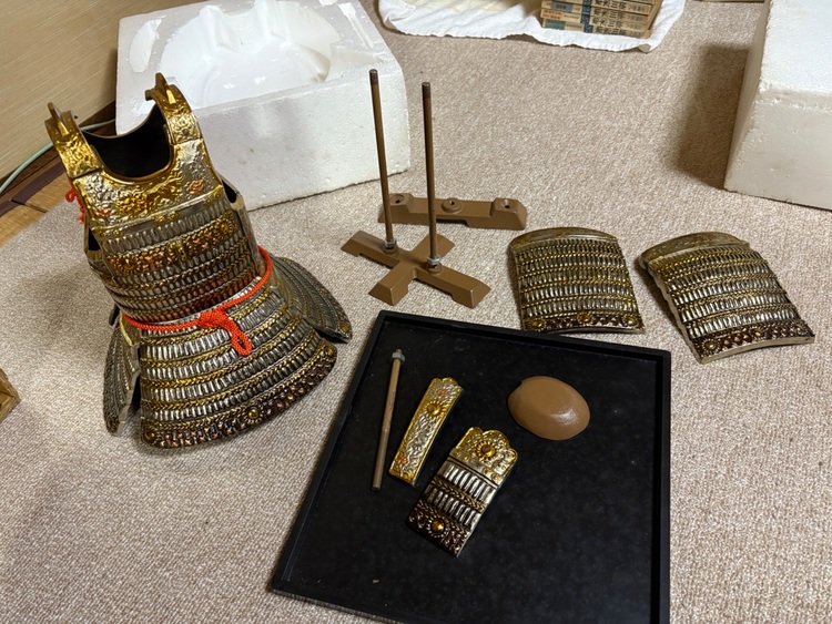 鎧兜五月人形（美術品・骨董品）の商品画像 - 査定依頼日：2025年10月31日 - 最高査定価格：2,000円