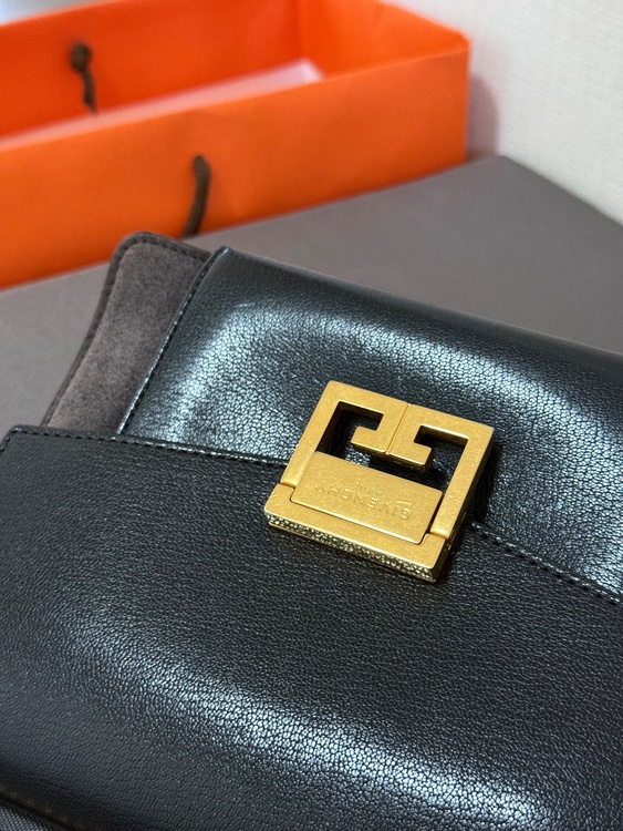GV3 SMALL BAG（ブランドバッグ）の商品画像 - 査定依頼日：2026年4月19日 - 最高査定価格：25,000円