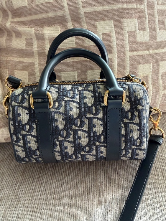 ディオール　グルーヴ 　ショルダーバッグ（ブランドバッグ）の商品画像 - 査定依頼日：2026年2月27日 - 最高査定価格：270,000円