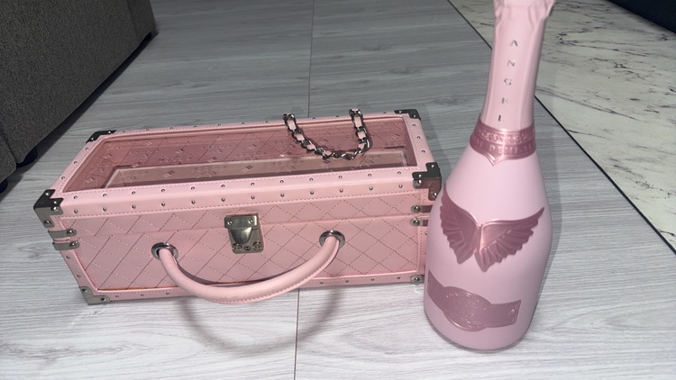 シャンパン アルマン・ド・ブリニャック （お酒）の商品画像 - 査定依頼日：2025年9月30日 - 最高査定価格：125,000円