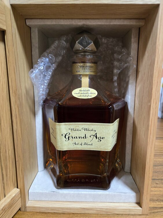 ニッカウヰスキー グランドエイジ Art of Blend（高級木箱・しおり冊子付き）660ml 43%（お酒）の商品画像 - 査定依頼日：2026年8月13日 - 最高査定価格：6,500円