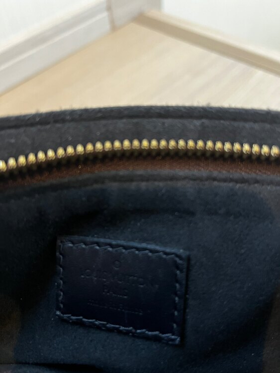 フラワージップトート（ブランドバッグ）の商品画像 - 査定依頼日：2025年1月5日 - 最高査定価格：130,000円