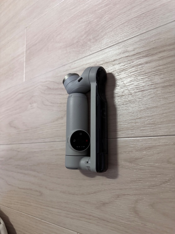 Insta360 Flow Pro （カメラ）の商品画像 - 査定依頼日：2025年12月13日 - 最高査定価格：8,000円