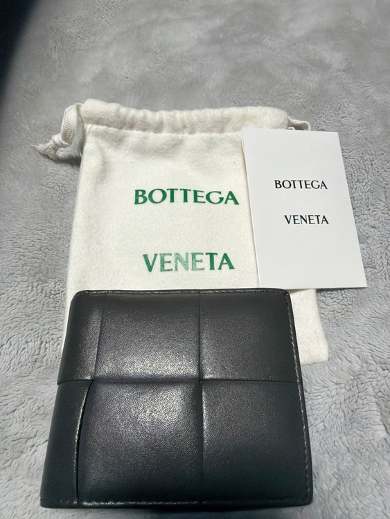 マキシイントレチャート 二つ折り財布　グレー　レザー（ブランド財布・小物）の商品画像 - 査定依頼日：2025年11月26日 - 最高査定価格：30,000円