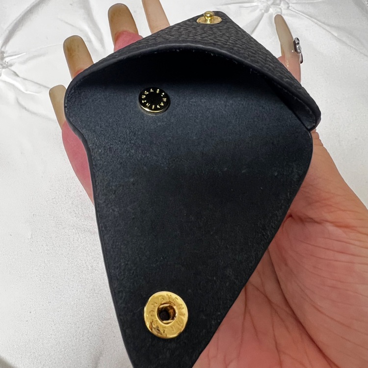 ボナベンチュラ トライアングルコインケース（ブランド財布・小物）の商品画像 - 査定依頼日：2025年8月1日 - 最高査定価格：3,000円