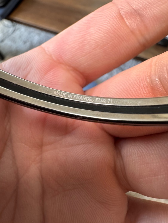 HERMES ユニ　バングル　ピンク　ステンレス（金・貴金属）の商品画像 - 査定依頼日：2025年6月8日 - 最高査定価格：25,000円