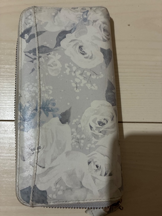 Disney シンデレラ　長財布　（ブランド財布・小物）の商品画像 - 査定依頼日：2026年2月7日 - 最高査定価格：300円