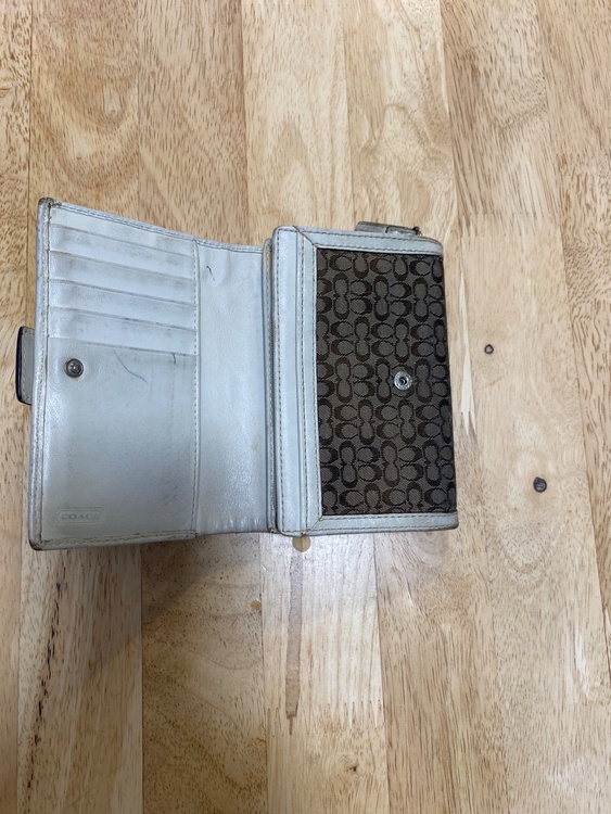 財布（ブランド財布・小物）の商品画像 - 査定依頼日：2026年4月4日 - 最高査定価格：2,000円