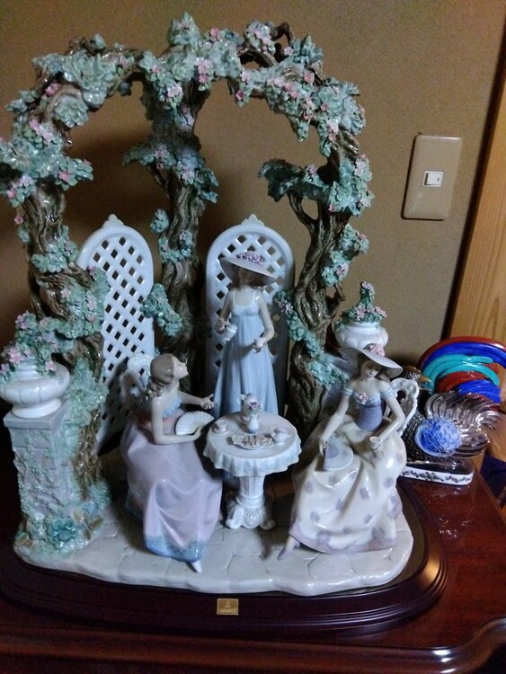 リヤドロ　テラスでお茶を　限定2000（美術品・骨董品）の商品画像 - 査定依頼日：2025年12月13日 - 最高査定価格：210,000円