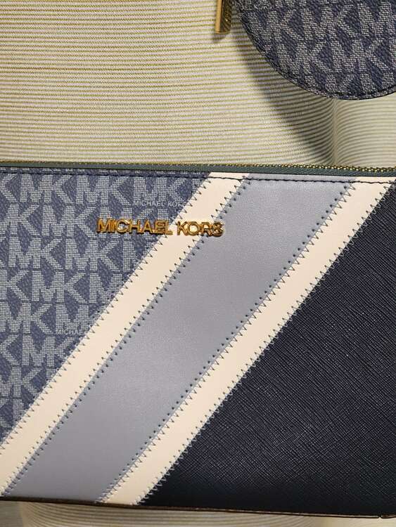 マイケルコースカバン（ブランドバッグ）の商品画像 - 査定依頼日：2025年5月7日 - 最高査定価格：2,500円