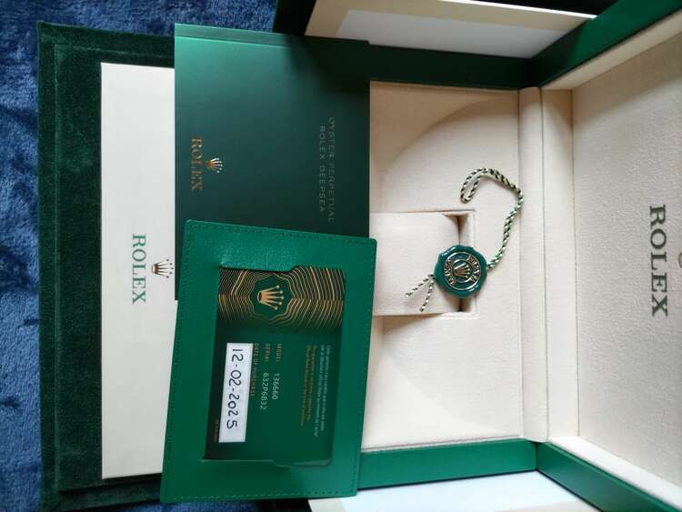 ロレックス シードゥエラー 136660（高級時計）の商品画像 - 査定依頼日：2025年2月12日 - 最高査定価格：2,300,000円