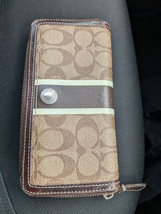 シグネチャー ラウンドファスナー長財布 PVC×レザー ブラウン×ベージュ系 現（ブランド財布・小物）の商品画像 - 査定依頼日：2025年9月19日 - 最高査定価格：100,000円