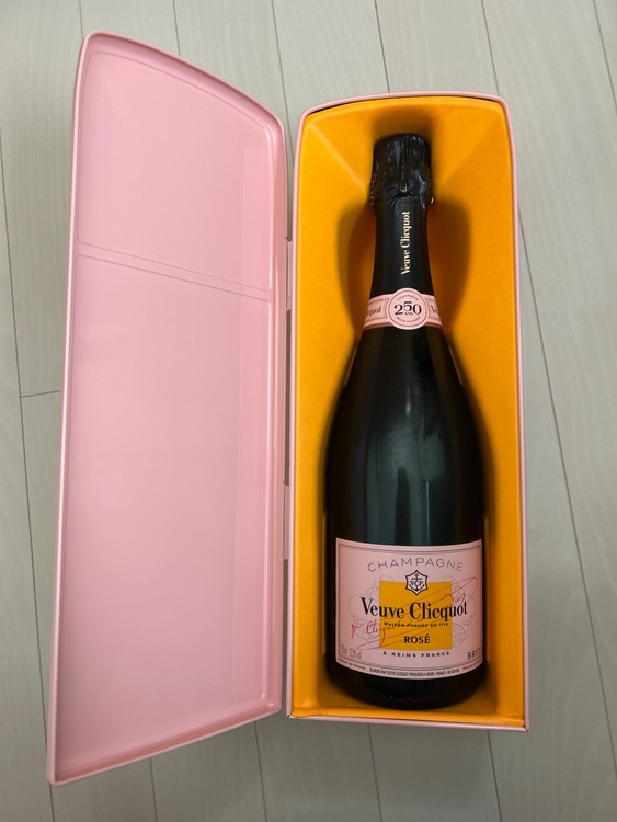 シャンパン ヴーヴ・クリコ （お酒）の商品画像 - 査定依頼日：2025年8月30日 - 最高査定価格：4,000円