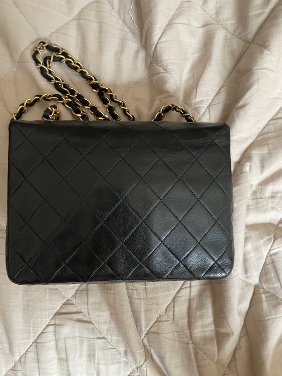 ミニマトラッセラムスキンチェーンショルダーバッグ（ブランドバッグ）の商品画像 - 査定依頼日：2022年9月5日 - 最高査定価格：240,000円