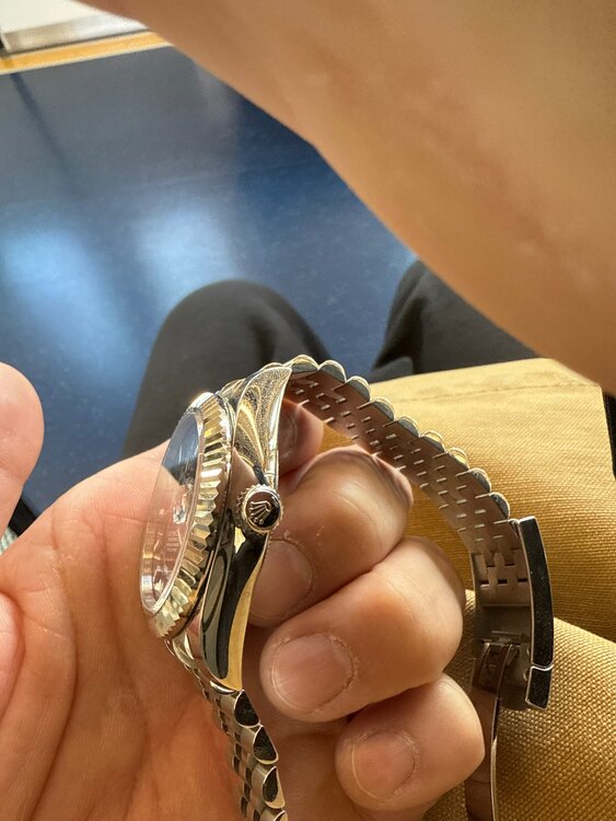 ロレックス スカイドゥエラー 32693（高級時計）の商品画像 - 査定依頼日：2024年12月14日 - 最高査定価格：3,300,000円