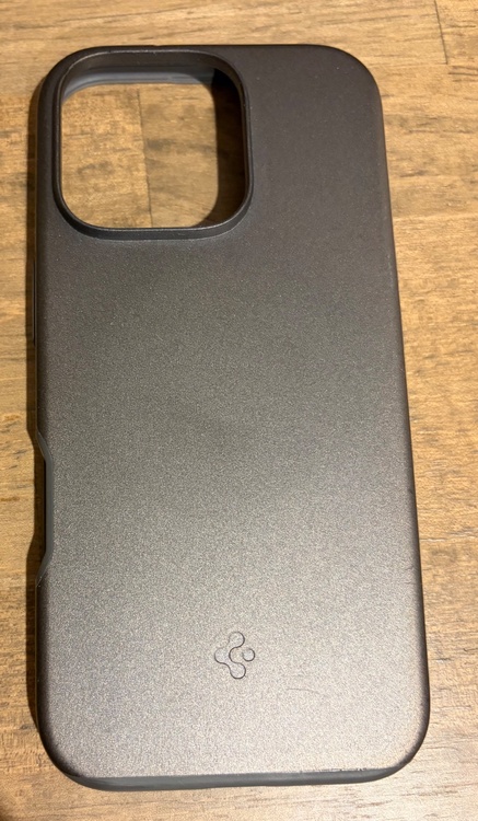 Spigen シュピゲン iPhone 16 Pro用 ケース（スマホ）の商品画像 - 査定依頼日：2026年5月2日 - 最高査定価格：91,000円