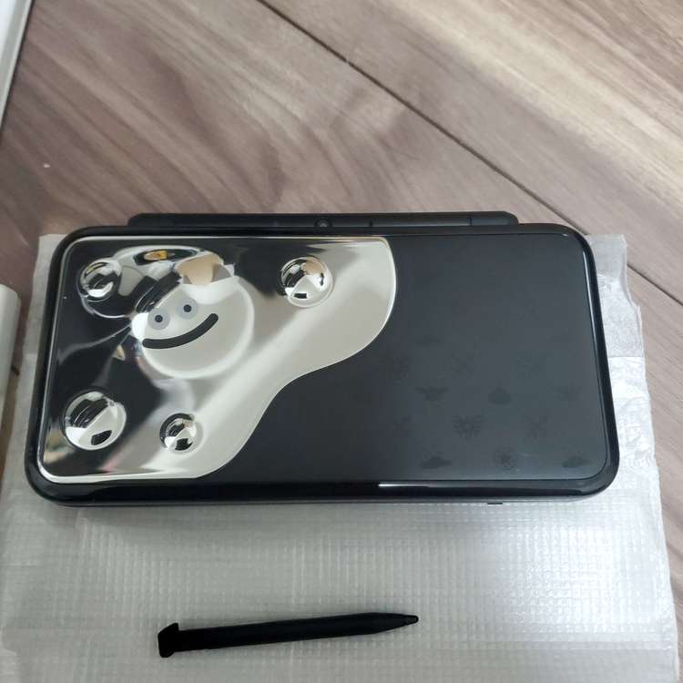 Newニンテンドー2DS LL本体 ドラゴンクエスト はぐれメタルエディション（ゲーム機本体・ゲームソフト）の商品画像 - 査定依頼日：2023年5月19日 - 最高査定価格：13,000円