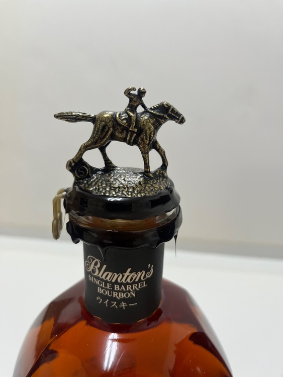 ブラントン　ブラック　750ml 2本　フタに割れあり（お酒）の商品画像 - 査定依頼日：2025年8月20日 - 最高査定価格：16,000円