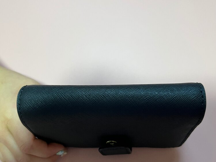 二つ折財布（ブランド財布・小物）の商品画像 - 査定依頼日：2025年3月31日 - 最高査定価格：1,000円