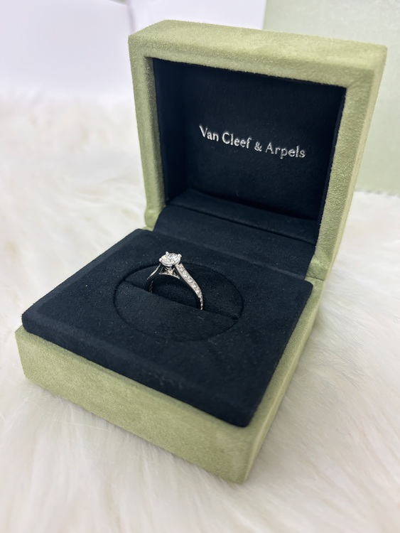 Van Cleef & Arpels ロマンス　指輪　ダイヤモンド0.5カラット（宝石）の商品画像 - 査定依頼日：2024年6月7日 - 最高査定価格：300,000円