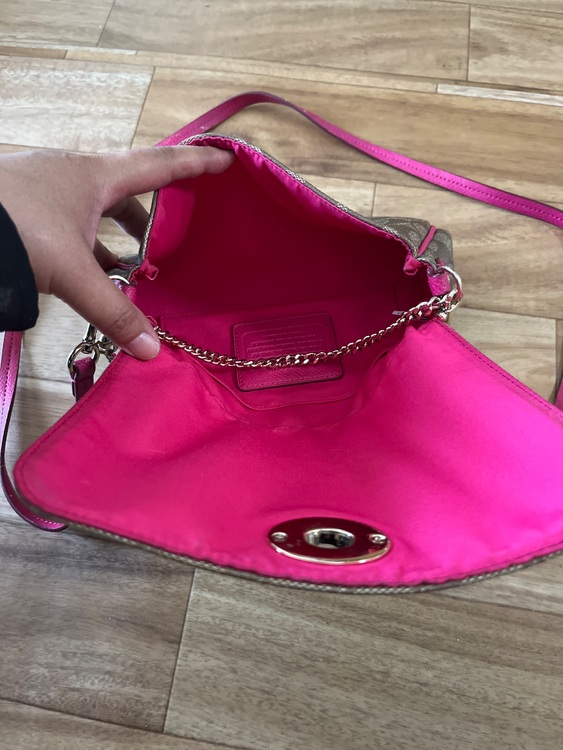 ショルダーバック（ブランドバッグ）の商品画像 - 査定依頼日：2025年6月19日 - 最高査定価格：3,000円