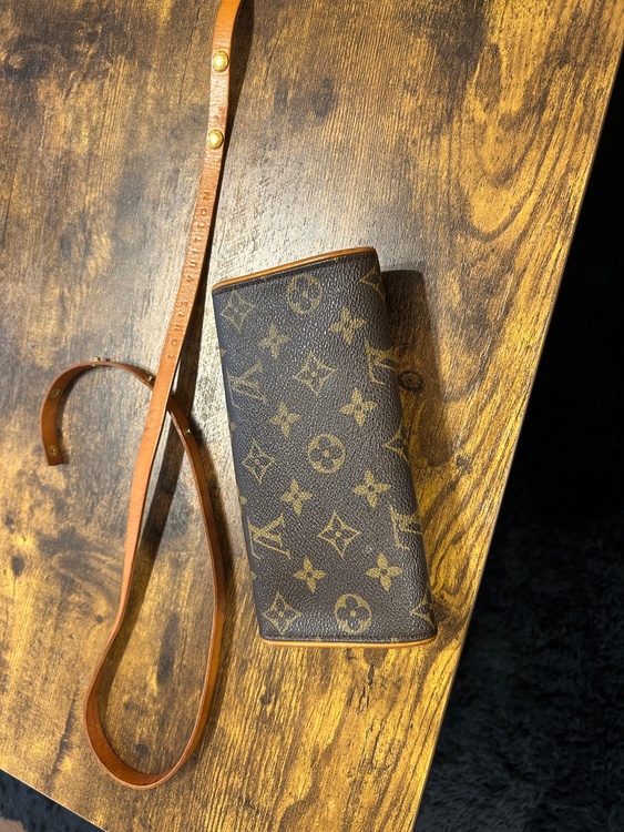 LV腰掛けポーチ（ブランドバッグ）の商品画像 - 査定依頼日：2026年4月29日 - 最高査定価格：100,000円