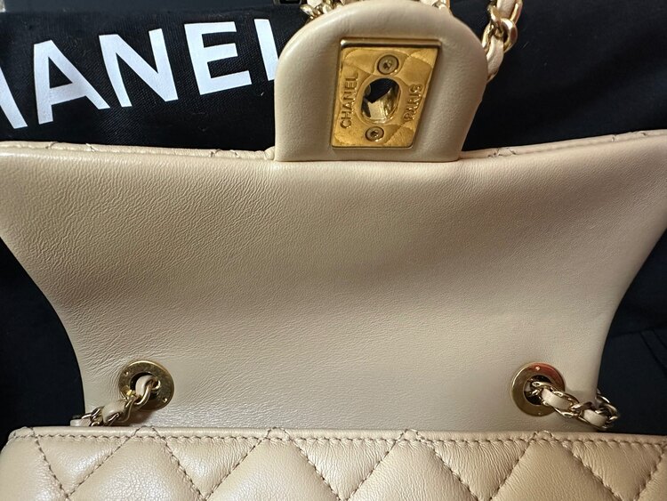 マトラッセ　フラップバッグ（ブランドバッグ）の商品画像 - 査定依頼日：2025年4月28日 - 最高査定価格：500,000円