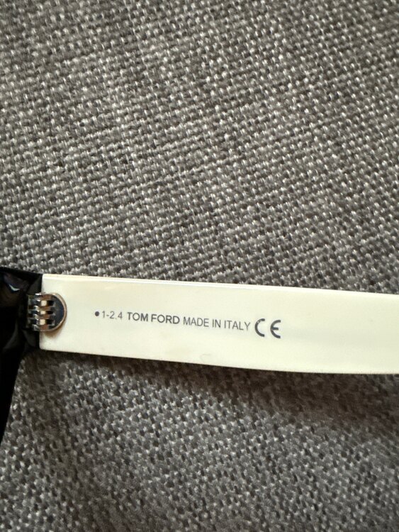 TOM FORDサングラス Cary TF58 05B（古着・ファッション）の商品画像 - 査定依頼日：2025年5月17日 - 最高査定価格：4,100円