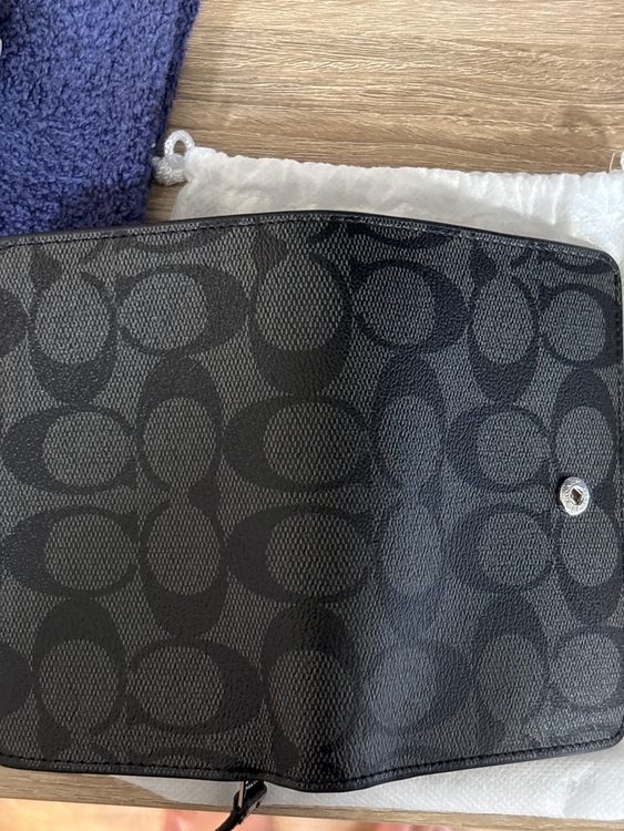 二つ折り財布（ブランド財布・小物）の商品画像 - 査定依頼日：2025年9月21日 - 最高査定価格：3,000円