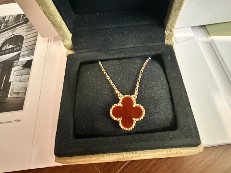 ヴァンクリーフアーペル　ヴィンテージアルハンブラ　カーネリアンネックレス（金・貴金属）の商品画像 - 査定依頼日：2025年6月5日 - 最高査定価格：300,000円