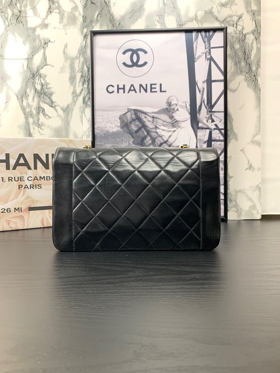 ショルダーバッグ A01165 ダイアナフラップマトラッセ ラムスキン 黒（ブランドバッグ）の商品画像 - 査定依頼日：2022年9月22日 - 最高査定価格：400,000円