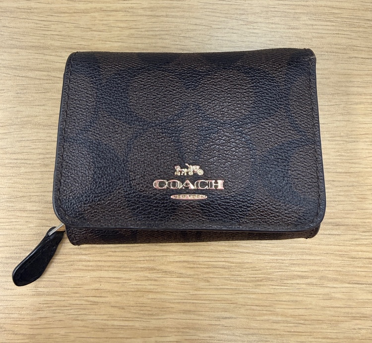 三つ折り財布（ブランド財布・小物）の商品画像 - 査定依頼日：2026年3月19日 - 最高査定価格：2,000円