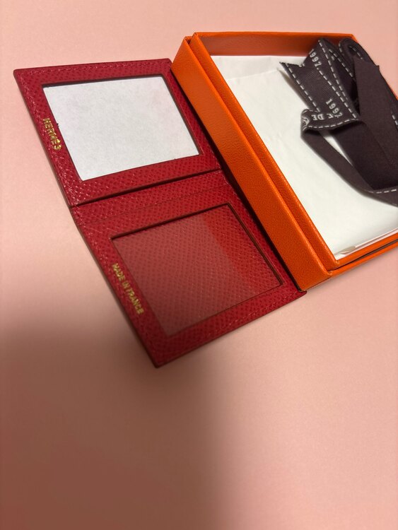 フォトフレーム赤（ブランド財布・小物）の商品画像 - 査定依頼日：2025年1月16日 - 最高査定価格：10,000円