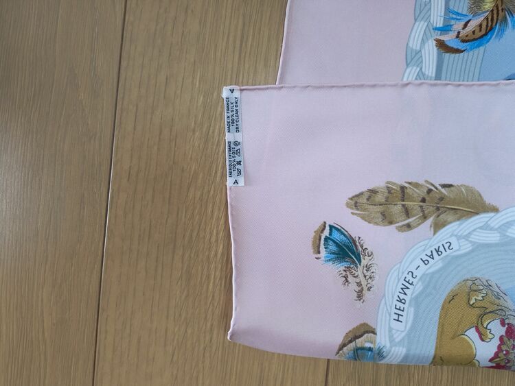 スカーフ（ブランド財布・小物）の商品画像 - 査定依頼日：2025年9月12日 - 最高査定価格：12,000円