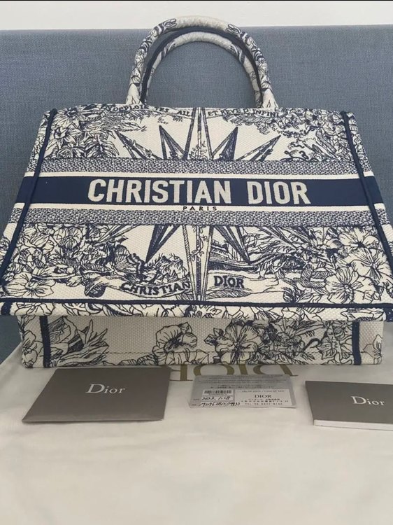 ブックトート ネイビー（ブランドバッグ）の商品画像 - 査定依頼日：2023年8月25日 - 最高査定価格：270,000円