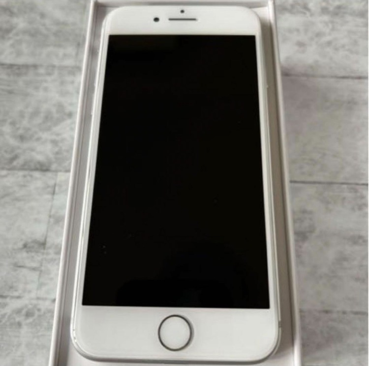 iPhone8 シルバー　64GB SIMフリー（スマホ）の商品画像 - 査定依頼日：2026年7月28日 - 最高査定価格：2,500円